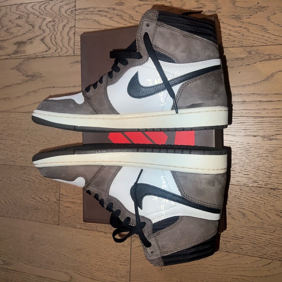 TRAVIS SCOTT x AIR JORDAN 1 RETRO HIGH OG ‘Mocha’ SIZE 8 1/2 MEN - Picture 4 of 6